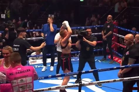 boxer flashes after fight